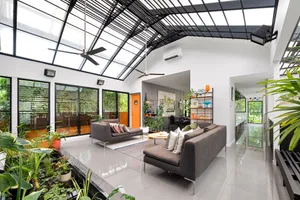Image of Character home\/outdoor pool-5 minutes to Southbank