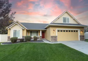 Image of Sunny Oasis! Clean, Updated, Pool & Park Access