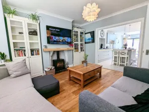 Image of Bright & modern 4 bed home + garden + free parking