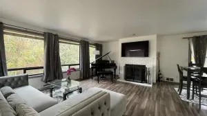 Image of Spacious, Cheerful, Modern Home 5 BR, 3BA, 2KIT