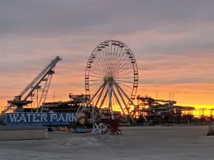 Image of 3BR, 2BA Wildwood condo, 2 blocks to beach, parking, linens, 5 queen beds.