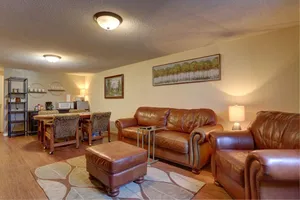 Image of 5th St Hospitality  King bd, close to hospital, downtown and driveway parking.