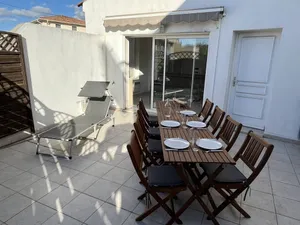 Image of Appartement T3 lumineux avec grande terrasse, clim, parking gratuit et Wi-Fi - 5 personnes - FR-1-770-6