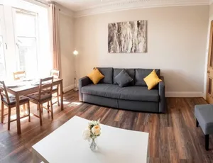 Image of Bright, Spacious West-End Flat, Near University