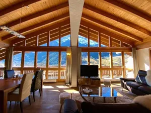 Image of Spacious penthouse with balcony and panoramic mountain views