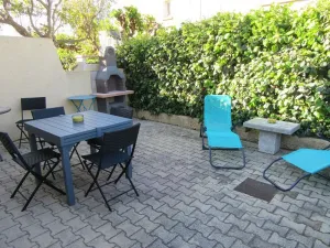 Image of Appartement climatisé avec grande terrasse, proche plages et équipé pour 5 personnes - FR-1-326-657