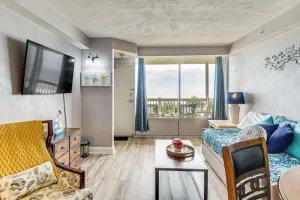 Image of ★Stylish & Comfy ☀Sunrise & Ocean View  65\" Smart TV  w\/Ocean Front Balcony