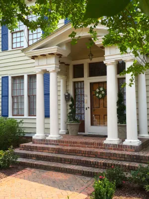 Image of Gorgeous, HUGE 5 bedroms, 3.5 bath, 4000 Sq ft Sunlit Beauty, Downtown