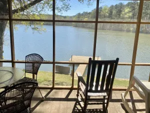 Image of cozy cabin directly on beautiful Lake Martin