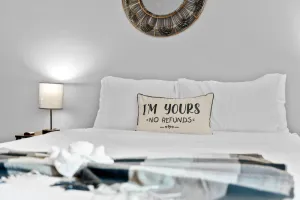 Image of Chic Suite\/Mins to L Train \/Laundry\/Free Parking