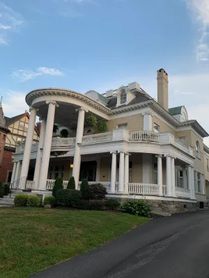 Image of Steps from track and downtown AVAILABLE BELMONT WEEK!