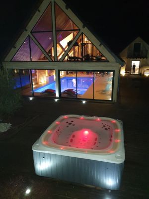 Image of House with indoor swimming pool and jacuzzi