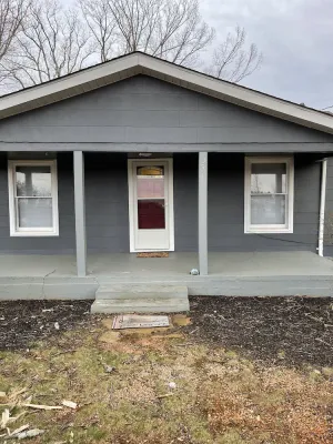 Image of Cozy newly renovated 2 bedroom bungalow--centrally located!