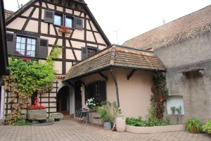 Image of independent access to the ground floor, equipped for 2 people