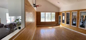 Image of 35 min to Louisville, 45 to Churchill Downs. Indoor Basketball court.