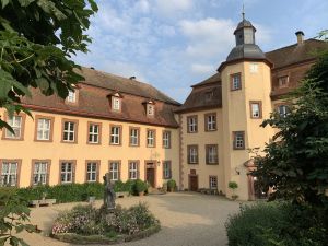 Image of Apartment in baroque castle built in 1608 with large garden, lake and tennis court