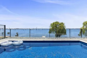 Image of Elements on the Waters Edge, Woodlands