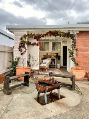Image of The Gypsy Saddler across from Tenterfield Saddler