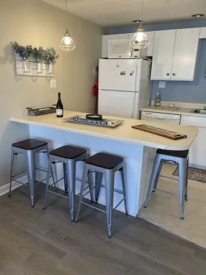Image of Renovated 1 bedroom condo ,steps to beach