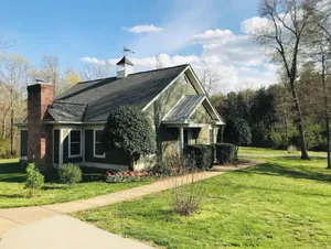 Image of 10 Vineyards in 10 Miles - Upscale Carriage House