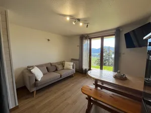 Image of Appartement rénové avec terrasse, proche des pistes et équipements complets - FR-1-593-113