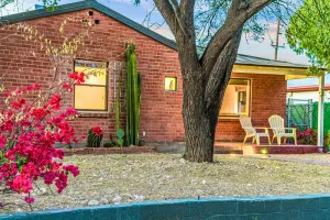 Image of Clean Modern Centrally Located Home - 5 mins to UofA & Downtown