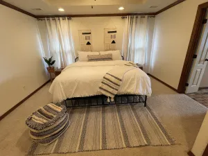 Image of 8beds, KING BED, fireplace, & whirlpool Sleeps 12
