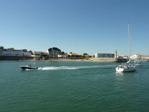 Image of South-facing apartment with view over the sea, beach, dune, harbour and channel