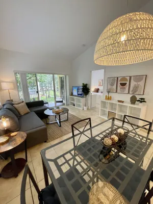 Image of 350 C - Warm & Spacious Corner Apt - Top Floor - Washer & Dryer