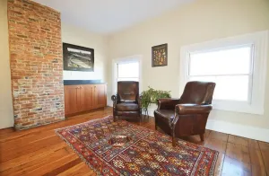 Image of Right on Broadway - Sunny, Private Apartment