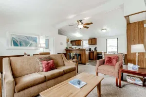 Image of Mins to Downtown & Working Desk - Gamecock Roost