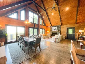Image of Luxe Mountain getaway only 15 minutes from the city!