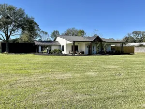 Image of Dayton Farmhouse: 4BR, WiFi, 1 Acre, Porch, 8 Beds
