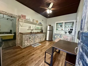 Image of Pet friendly 1bd\/1b unit with full kitchen and dining area