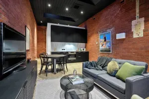 Image of The Milliner on Elizabeth