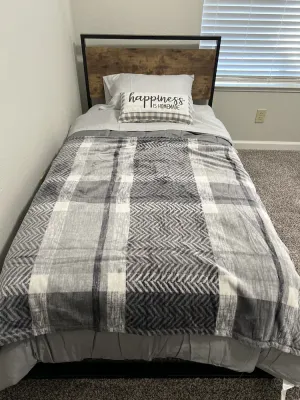 Image of Newly Remodeled 4 bedroom Home 10 minutes away from local hospitals and shopping