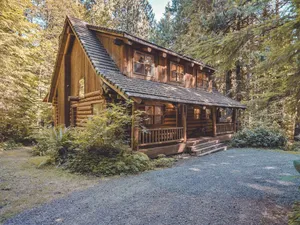 Image of Bear Den Log Cabin - Classic Family Mountain Retreat, Fireplace, Dogs Welcome