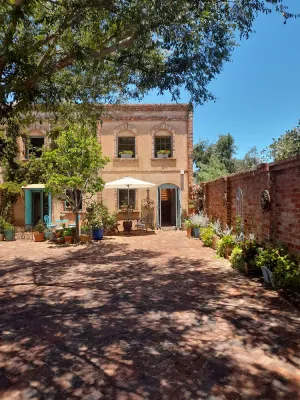 Image of Mediterranean villa, next to marine precinct and 5 minute walk to Fremantle.