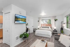 Image of Private Newly Renovated Studio w private Parking!