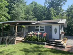 Image of Private 2 BR Home w\/ Yard & Hot tub. 10 min to Downtown!