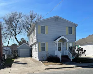 Image of Sunshine House - 3BR home close to everything, screen porch! No Linens
