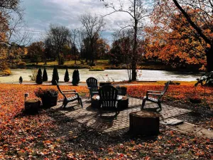 Image of LAKEHOUSE\/HOT TUB\/8 MILES TO DOWNTOWN\/ON 60 ACRES