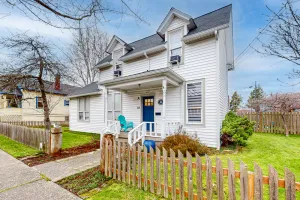 Image of Charming downtown home near restaurants & Cap Sante Park - 2 dogs OK