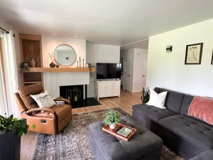 Image of Town & Country Cottage. Located in the heart of Intercourse, Pa.