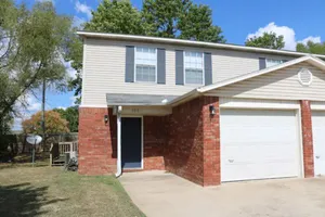 Image of Spacious 3 bedroom w\/garage - Less than 2 miles to campus - On RazorbackGreenway