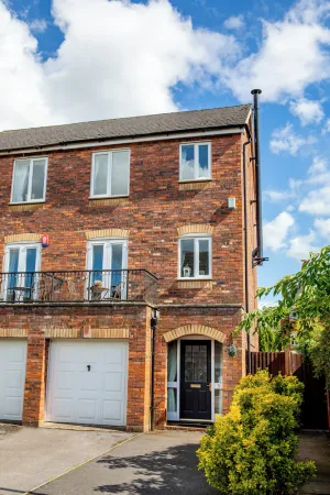 Image of Delightful house in Stone, Staffordshire  close to lovely canal side walks.