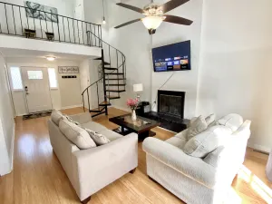 Image of Centrally Located Townhouse! Spacious 4 BR Near Beaches and Downtown.
