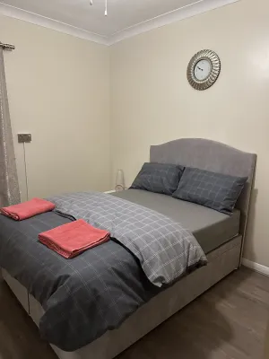 Image of Amazing 4 Bedrooms family home with free parking