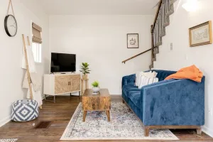 Image of 2 bed, 2 bath West Plaza House, yard, parking!