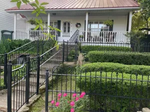 Image of BESSIE'S LANDING - Charming Cottage in Jefferson, TX Historic District